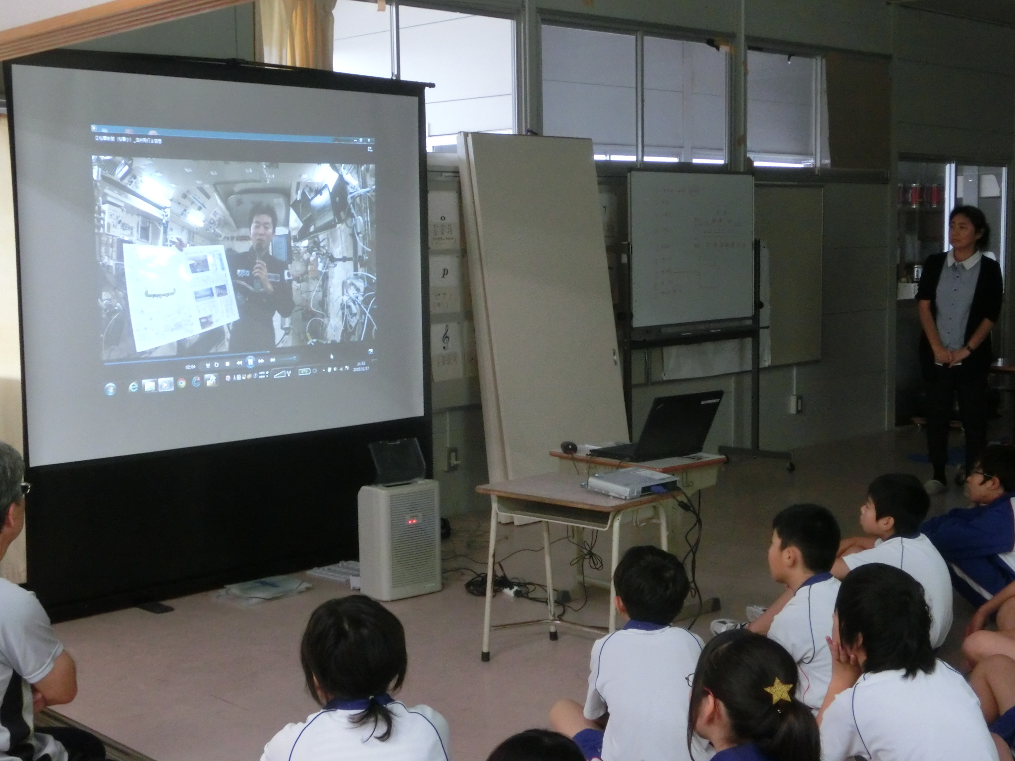 野蒜小学校にて児童がビデオメッセージを鑑賞しました
